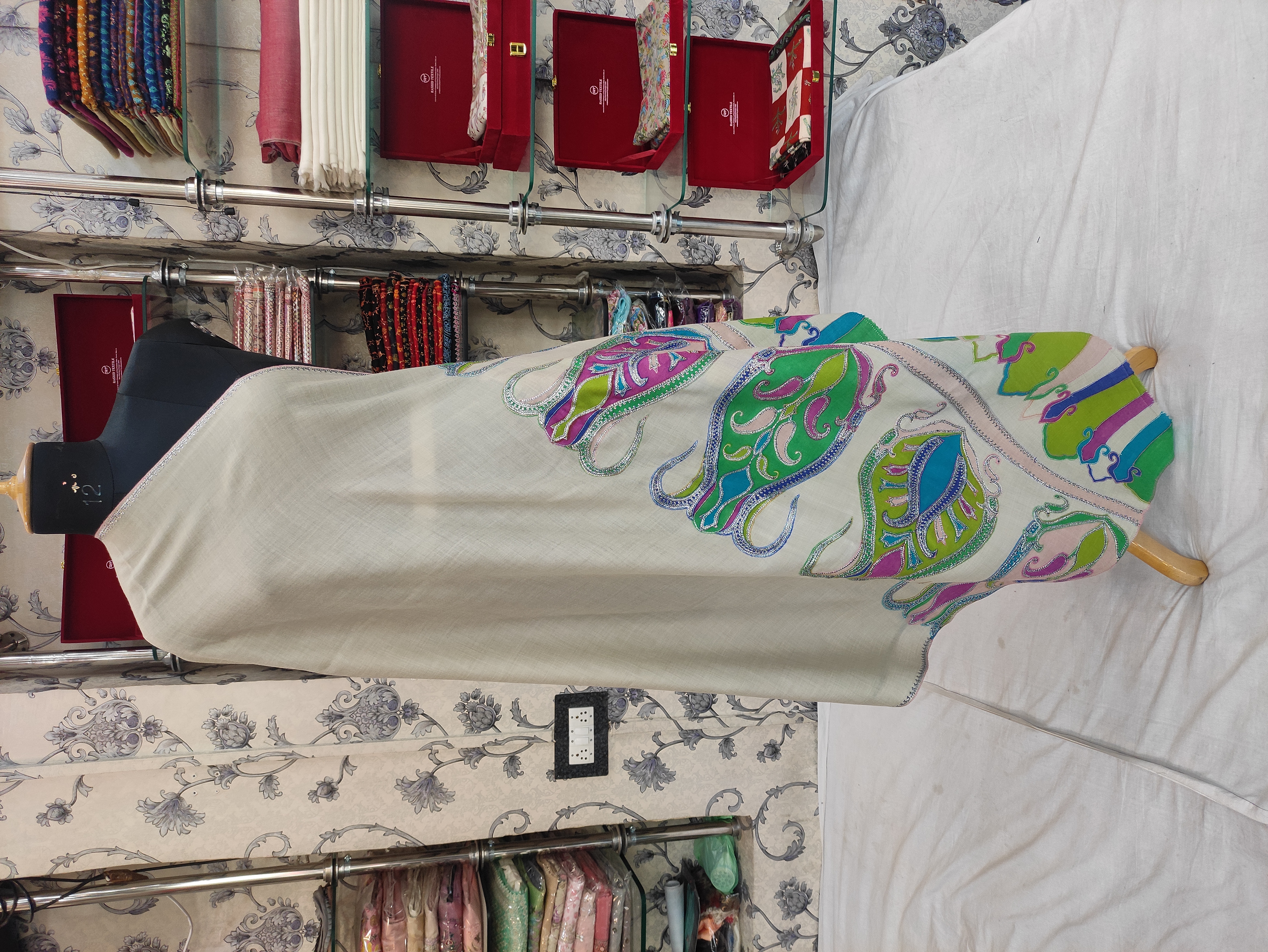 Embrace Elegance and Comfort: The Semi-Pashmina Door Dar Tilla Shawl Experience