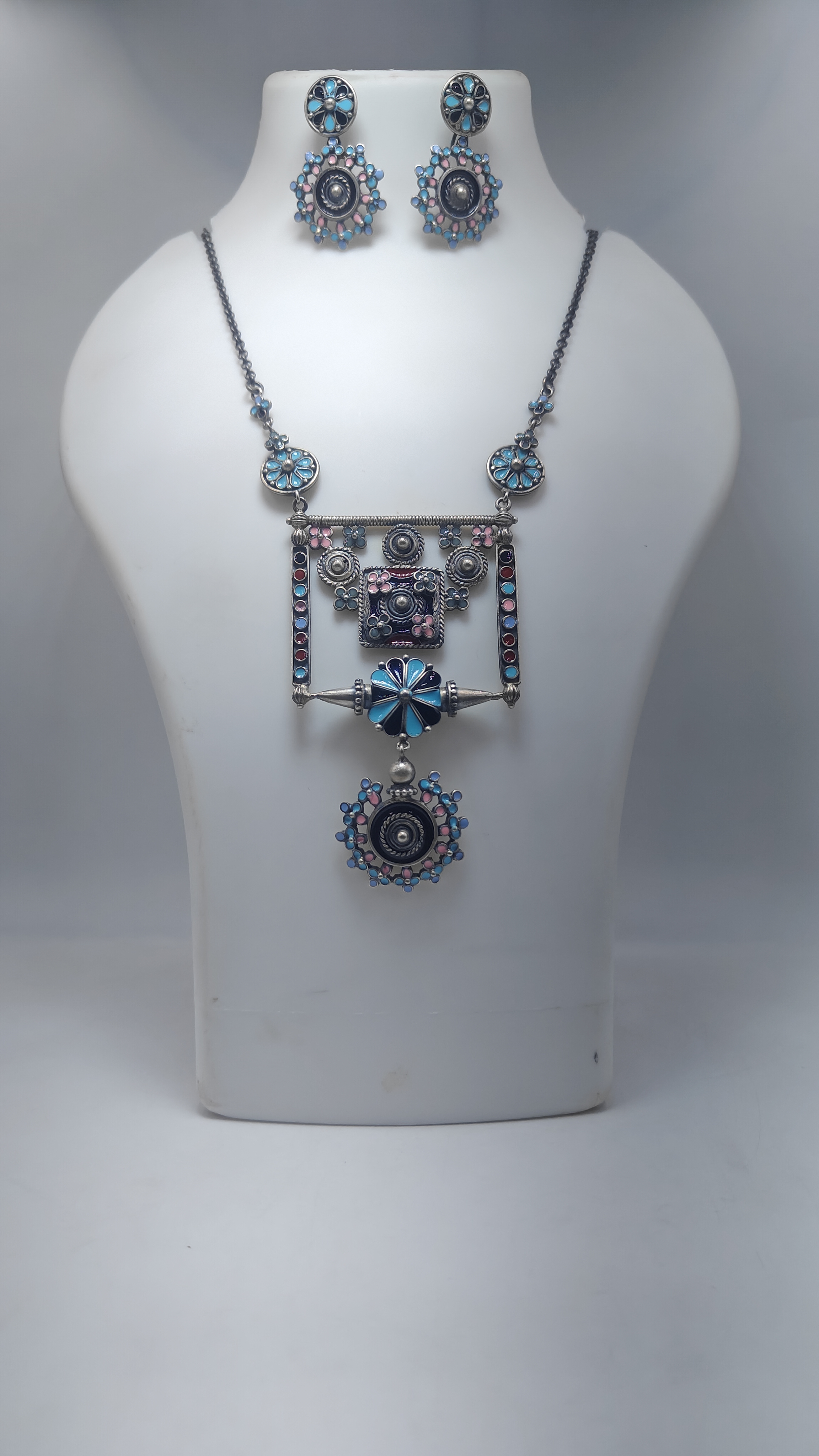 Embracing Tradition with a Modern Twist: The Fusion Mandana Necklace