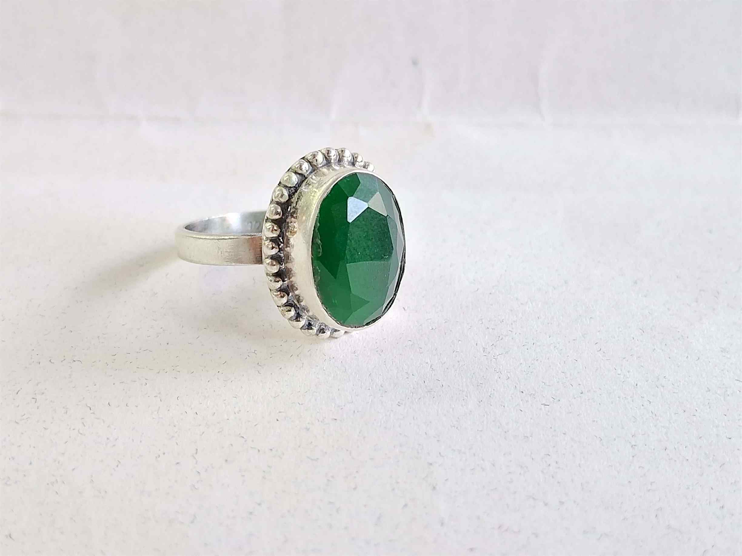 A Touch of Elegance: How a Silver Ring with Green Stone Transformed Priya’s Life