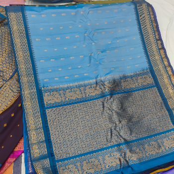 Embracing Tradition with Elegance: Discovering the Gadwal Small Border Saree