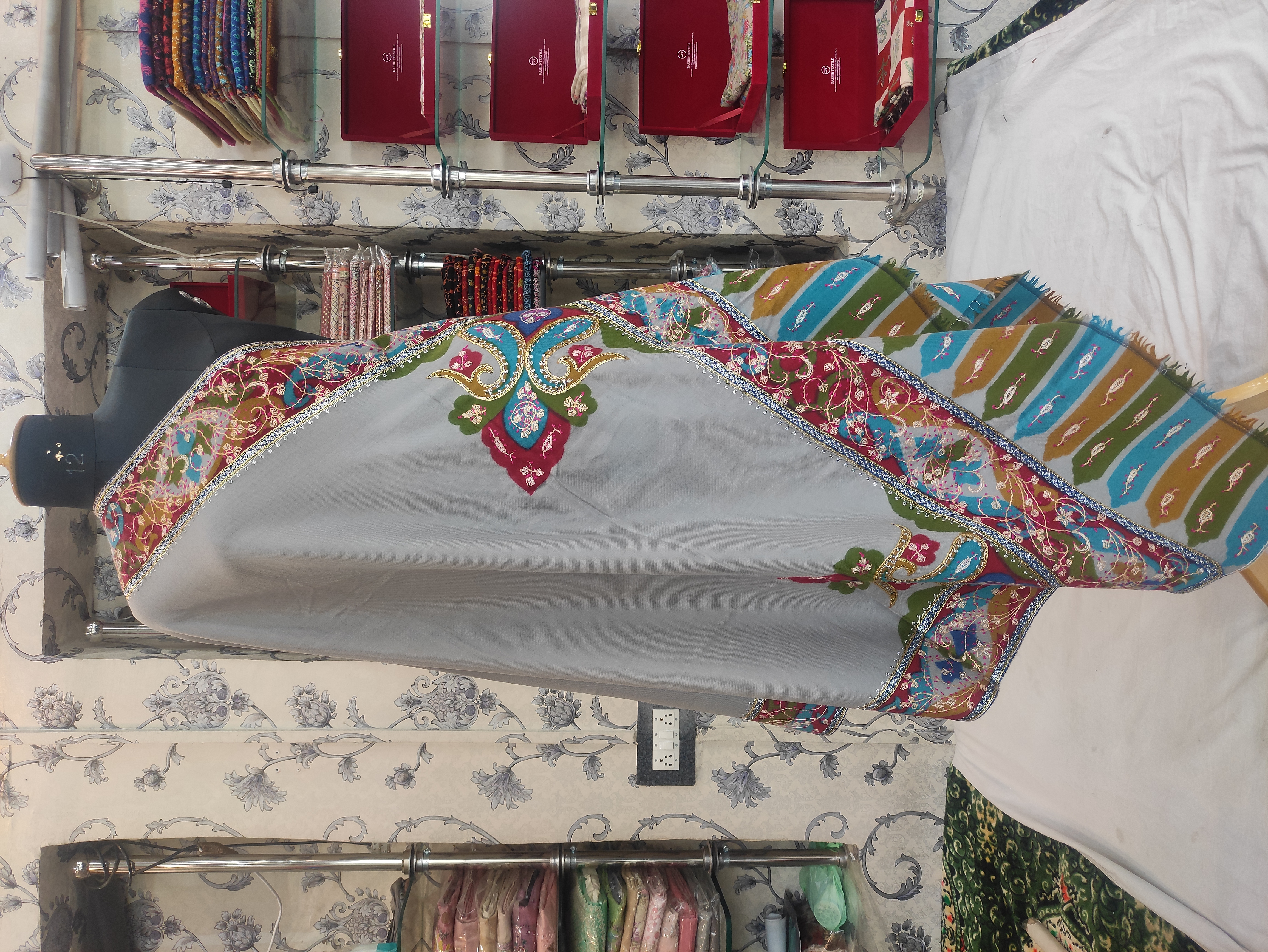 The Elegant Touch: Transforming Bridal Moments with Semi-Pashmina Shawls