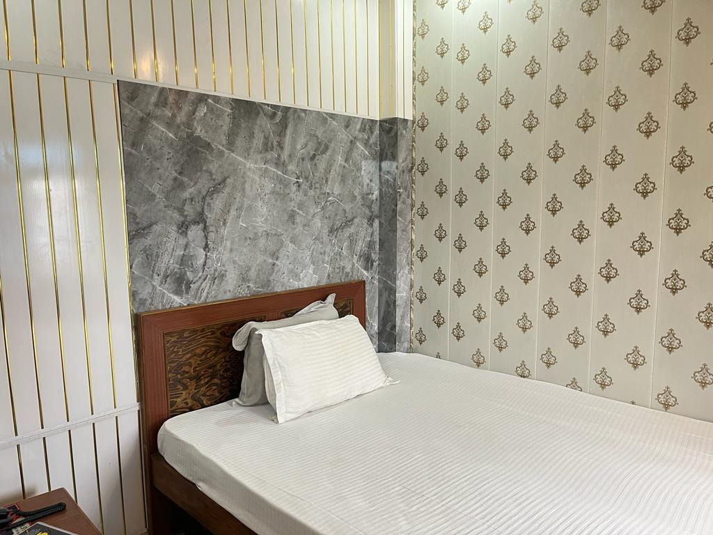 Arya's Quest for Comfort: The Classic Non-AC Room Experience