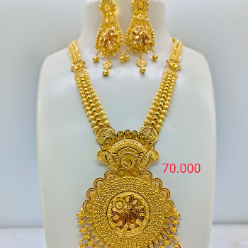 The Heart of Tradition: How a Gold Necklace Transformed Meera's Celebration