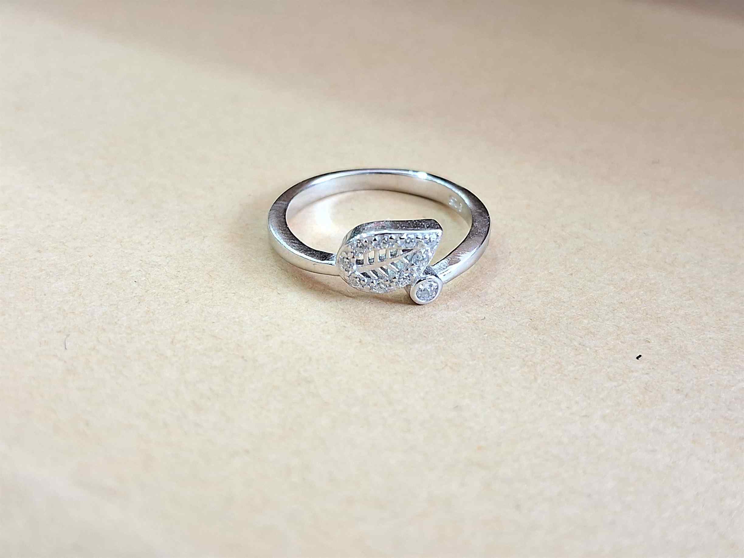 Embrace Elegance: The Silver Leaf Design Ring That Tells Your Story