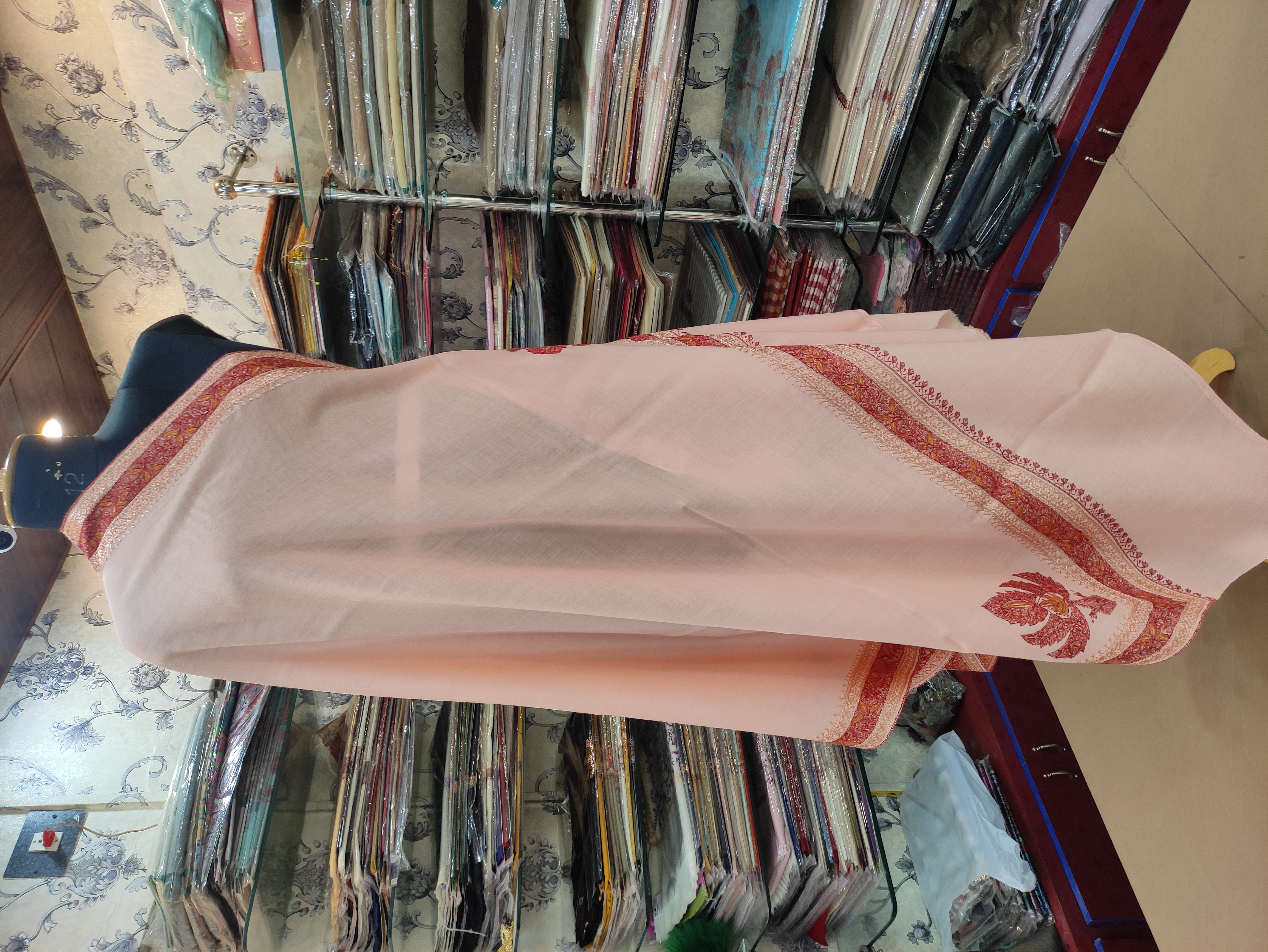 THE RASHID TEXTILE - Embracing Elegance: How a Semi-Pashmina Shawl Transformed Meera's Life in SRINAGAR