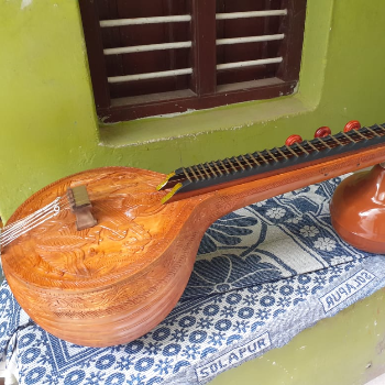 SUNDARAPANDIAN PANDIDURAI - Embracing Harmony: How the Saraswati Ekanda Carving Veena Transforms Lives in Thanjavur