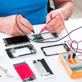 Expert Mobile Phone Repair Doorstep Service in Delhi with a technician repairing a smartphone on-site at a customer's locatio
