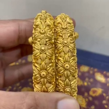 Elegant Ladies Kangan Traditional Bangles Set