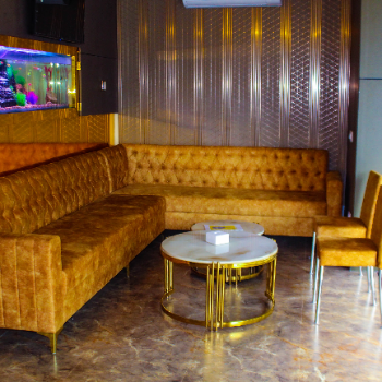 Deluxe A.C Room at Hotel Elliott Inn showcasing modern decor in Mumbai - Image 3