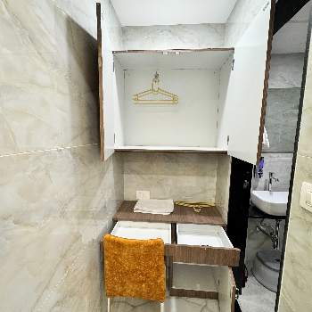Deluxe A.C Room at Hotel Elliott Inn showcasing modern decor in Mumbai - Image 4