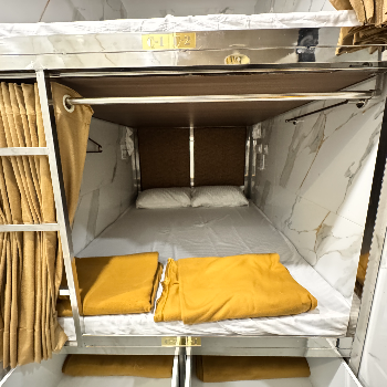 Bunk bed A.C dormitory for females at Hotel Elliott Inn, Mumbai - Image 1