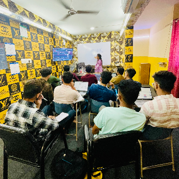 Advanced Technical Analysis Course at GLOBLE Institute in Indore, featuring students engaged in trading discussions. - Image 1
