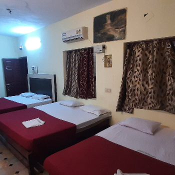 AMMAYI AND SIVA SAKTHI GROUP OF HOTELS - Deluxe 6 Bed A/C Room in Tiruvannamalai - AMMAYI HOTELS in Tiruvannamalai