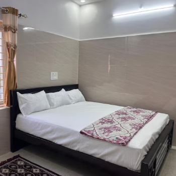 HEMADRI NAIDU CHALLAGUNDLA - Hemadri Naidu AC Deluxe Room Near Kanipakam Temple in Chittoor