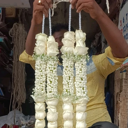AKSHATA - White Rose Garland Elegant Wedding Marriage Haar in YADGIR