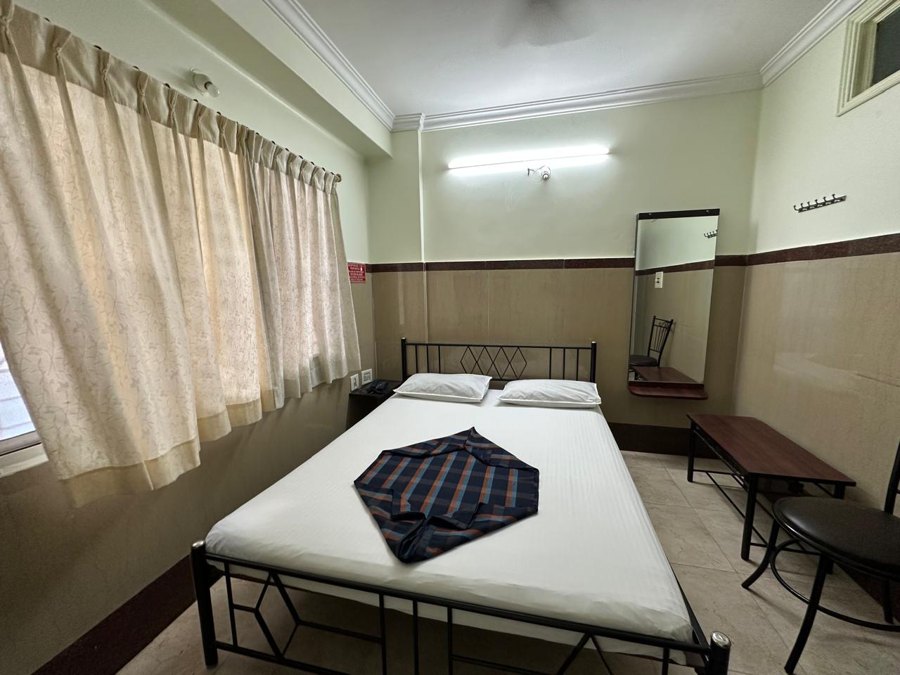  Mayur Paradise Double Bed Room Stay MAYUR PARADISE Gandhi Nagar Bengaluru, Karnataka 560009, India