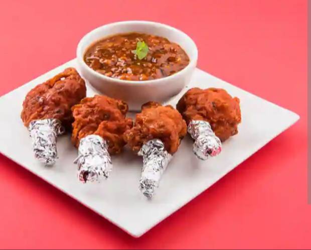 Fresh and tasty chicken displayed at RAJU CHICKEN CENTRE in Yamunanagar, showcasing quality cuts ready for purchase.