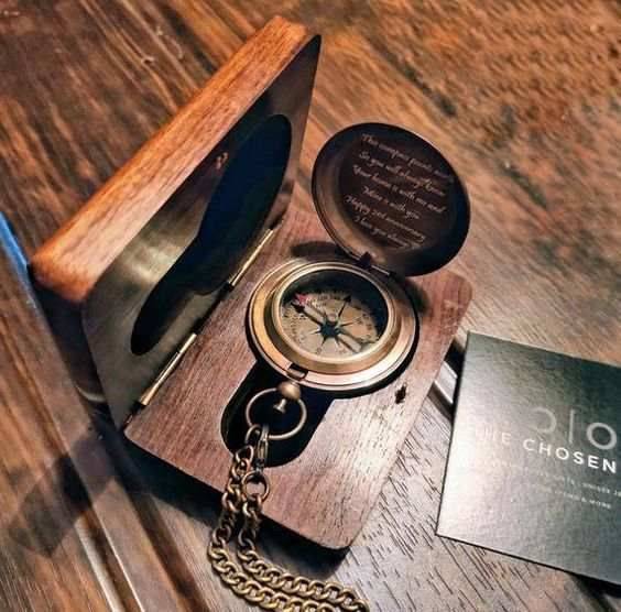 Elegant vintage brass compass with a wooden box, designed for navigation enthusiasts, available at Nobel Handicrafts in Bijno