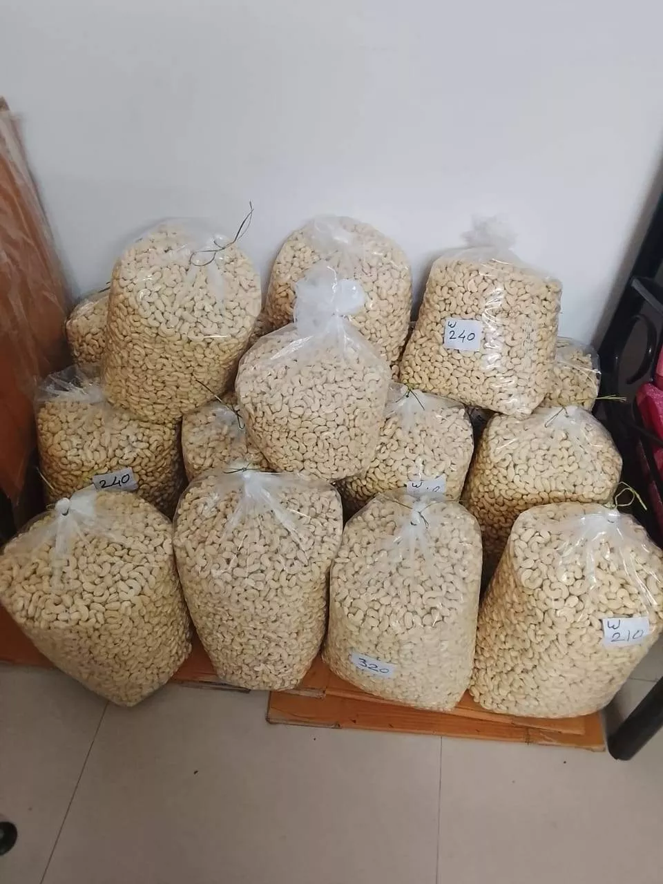 Fresh and premium Cashews Kaju in Warud, showcasing their rich texture and color, perfect for healthy snacking.