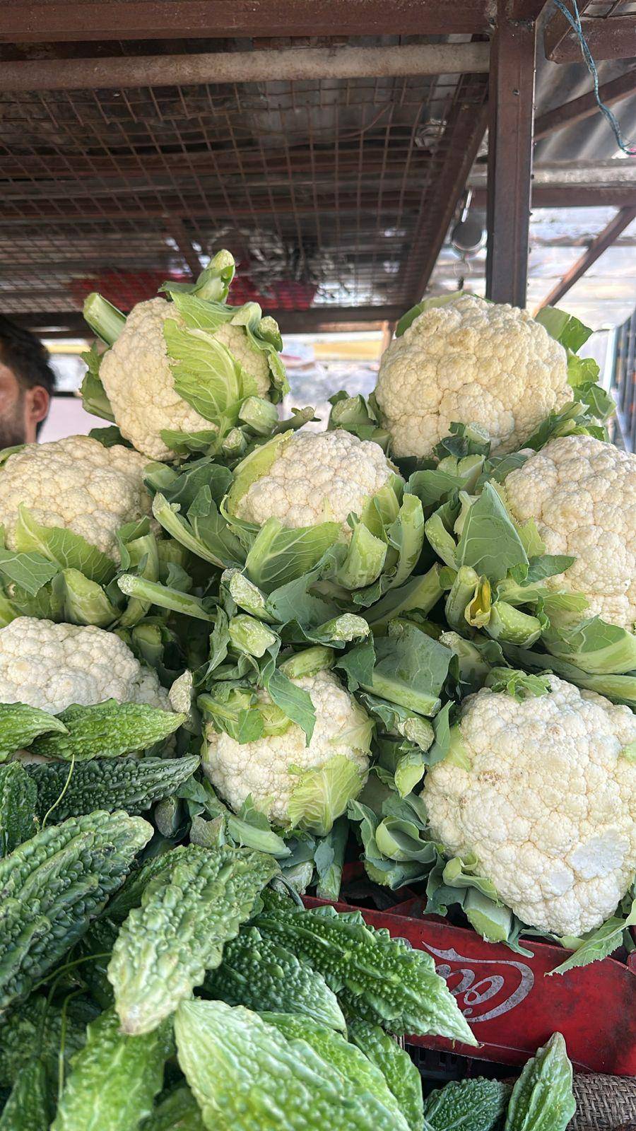 Fresh, high-quality cauliflower from Babloo Fruits and Veg in Rampur, showcasing its vibrant white color and crisp texture.