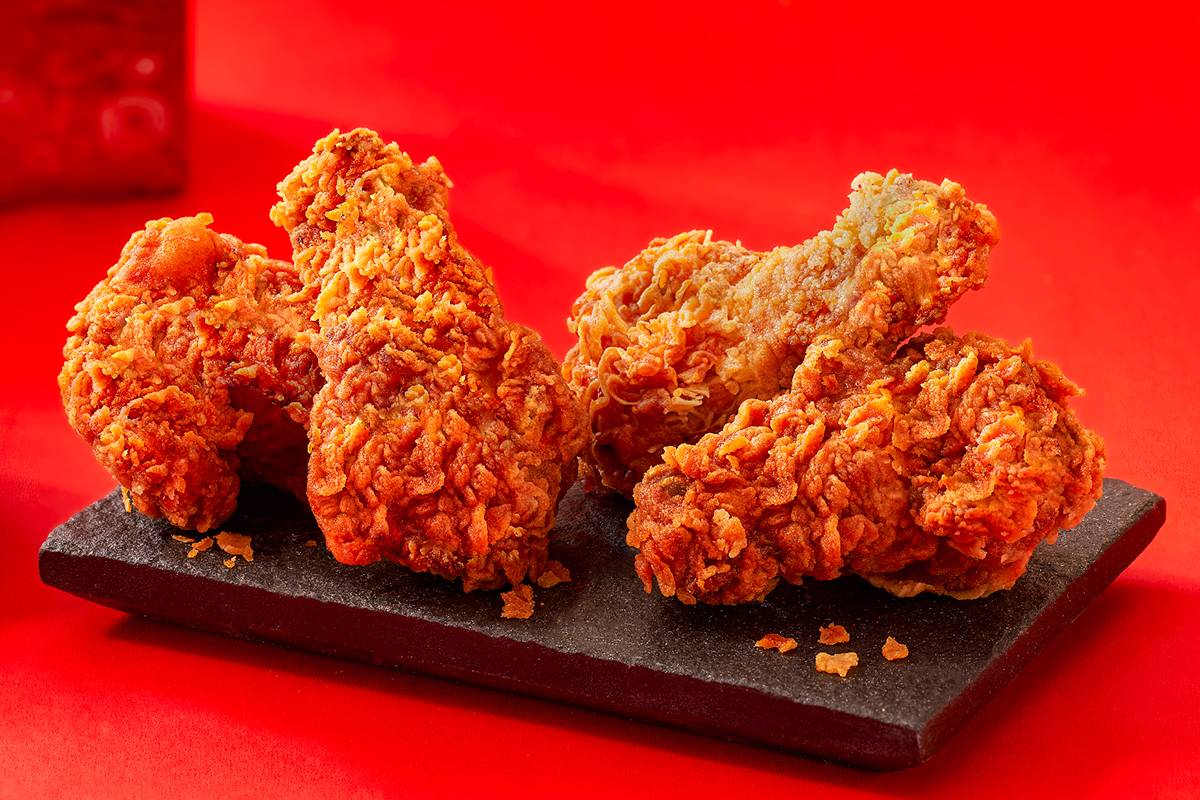 Crispy golden chicken wings from FIVE STAR CHICKEN in Hyderabad served in a platter, showcasing their tenderness and juicines