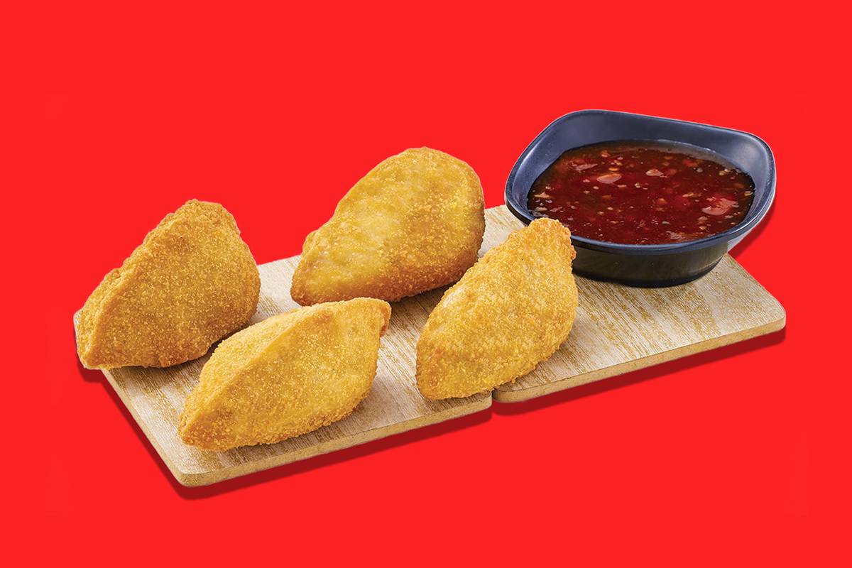 Crispy Chicken Momo [6 Pies] served with sweet chili sauce in Hyderabad, showcasing a delicious snack option.