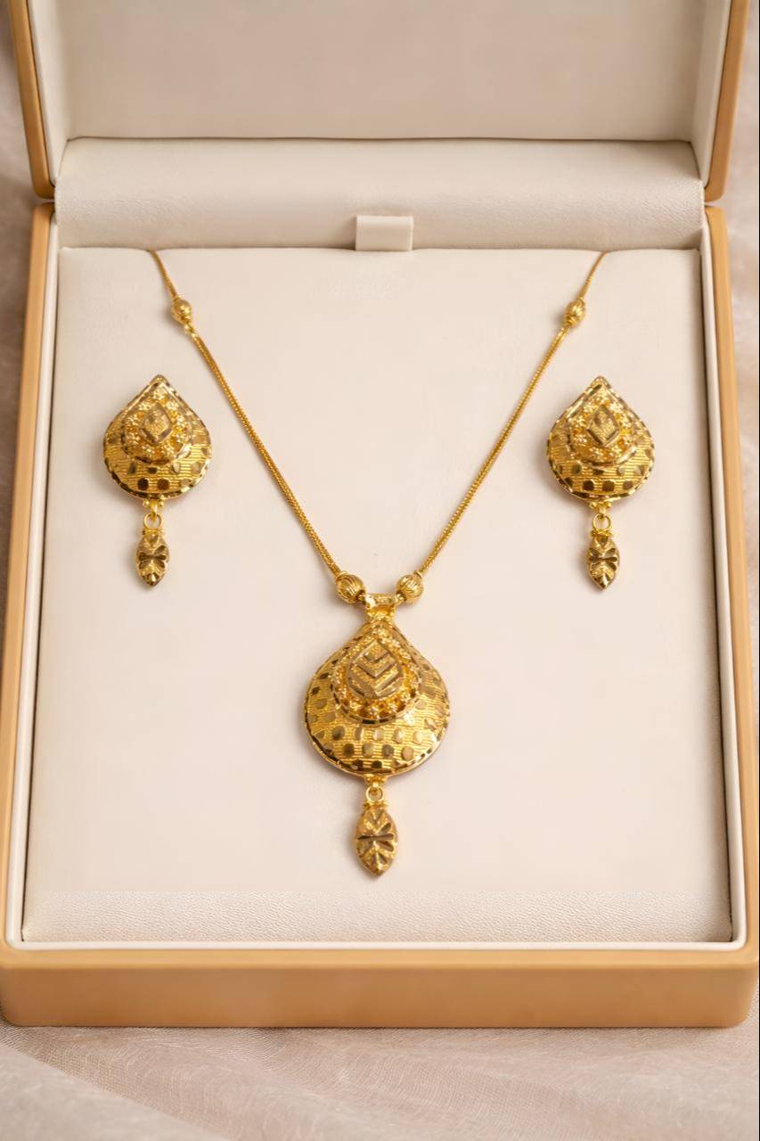 Exquisite Gold Chain Set in Barnala