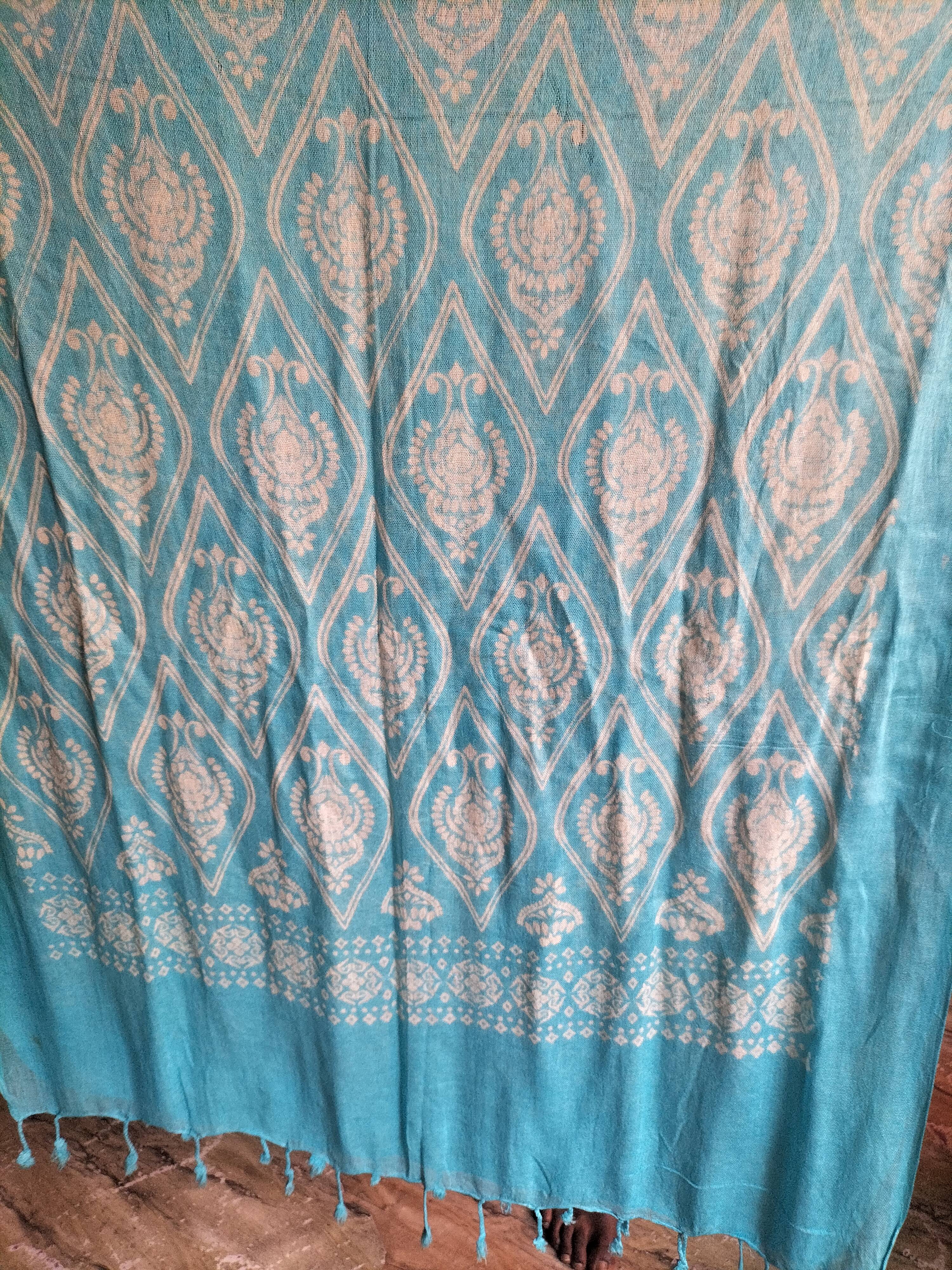 Handwoven Ikat Cotton Saree in Agra showcasing elegant geometric patterns, perfect for modern ethnic wear