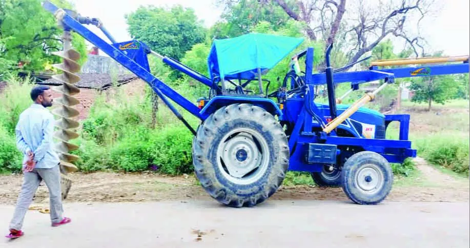 RINKU AGRICULTURE IMPLEMTENTS - Chambaltech Tractor Mounted Post Hole Digger in Morena in MORENA
