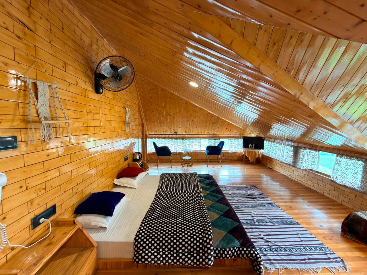 Beautifully crafted Wooden Cabin Room in Village Dhamshu, Kullu, with rustic decor and a comfortable bed, located in MANALI.