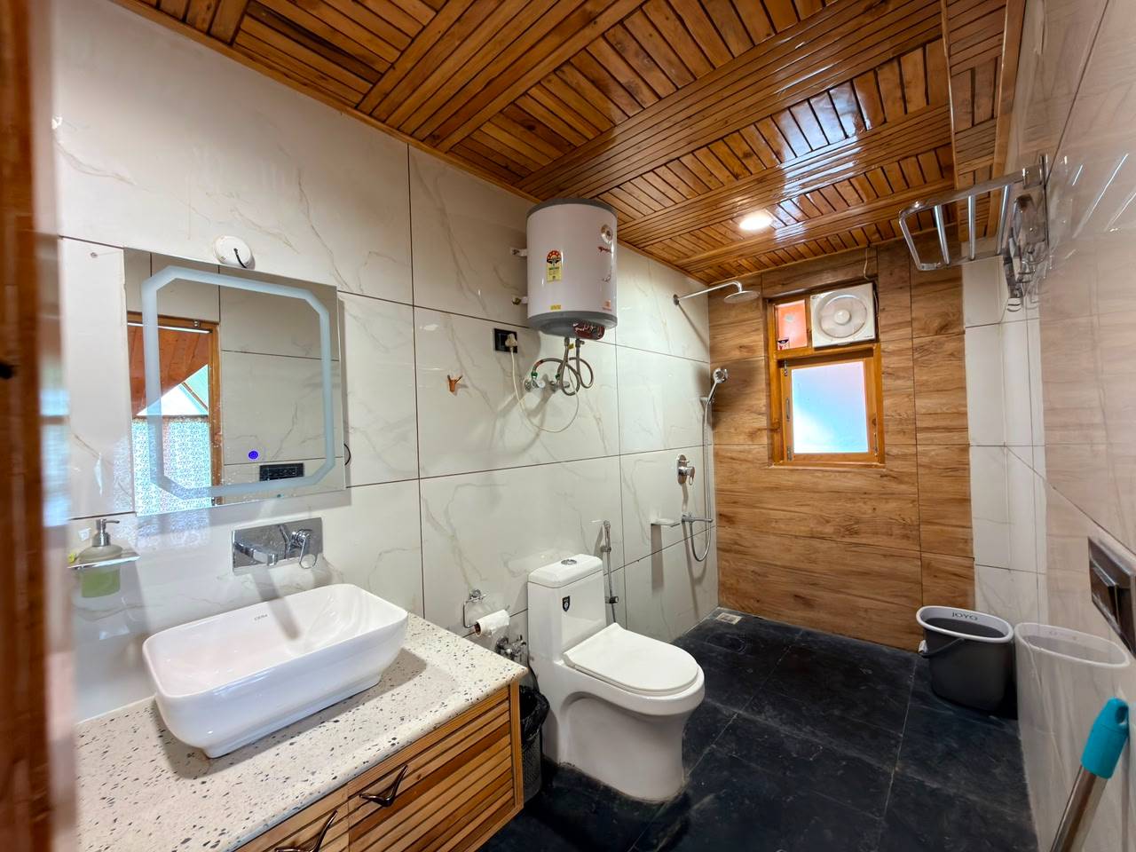 Beautifully crafted Wooden Cabin Room in Village Dhamshu, Kullu, with rustic decor and a comfortable bed, located in MANALI. - Image 1