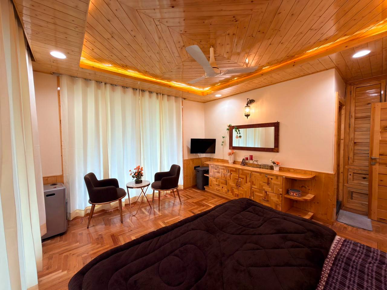 Beautifully crafted Wooden Cabin Room in Village Dhamshu, Kullu, with rustic decor and a comfortable bed, located in MANALI. - Image 4