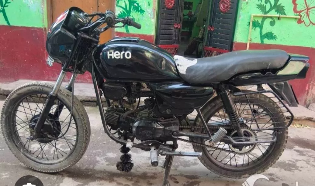 Hero Splendor Classic motorcycle in Palvancha featuring a sleek design and fuel-efficient engine, ideal for urban commuting.